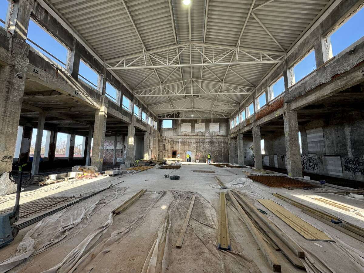 Centrální loď bývalé výtopny před rekonstrukcí – otevřený prostor v celé výšce se surovým betonovým skeletem