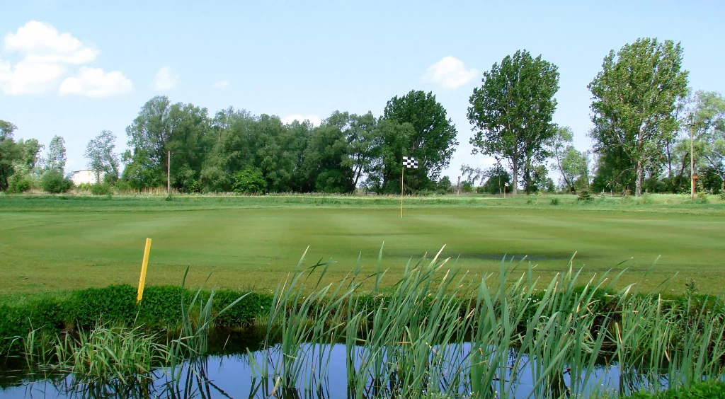 Projekt golfového hřiště s 18 jamkami, driving range, putting green, klubovým domem